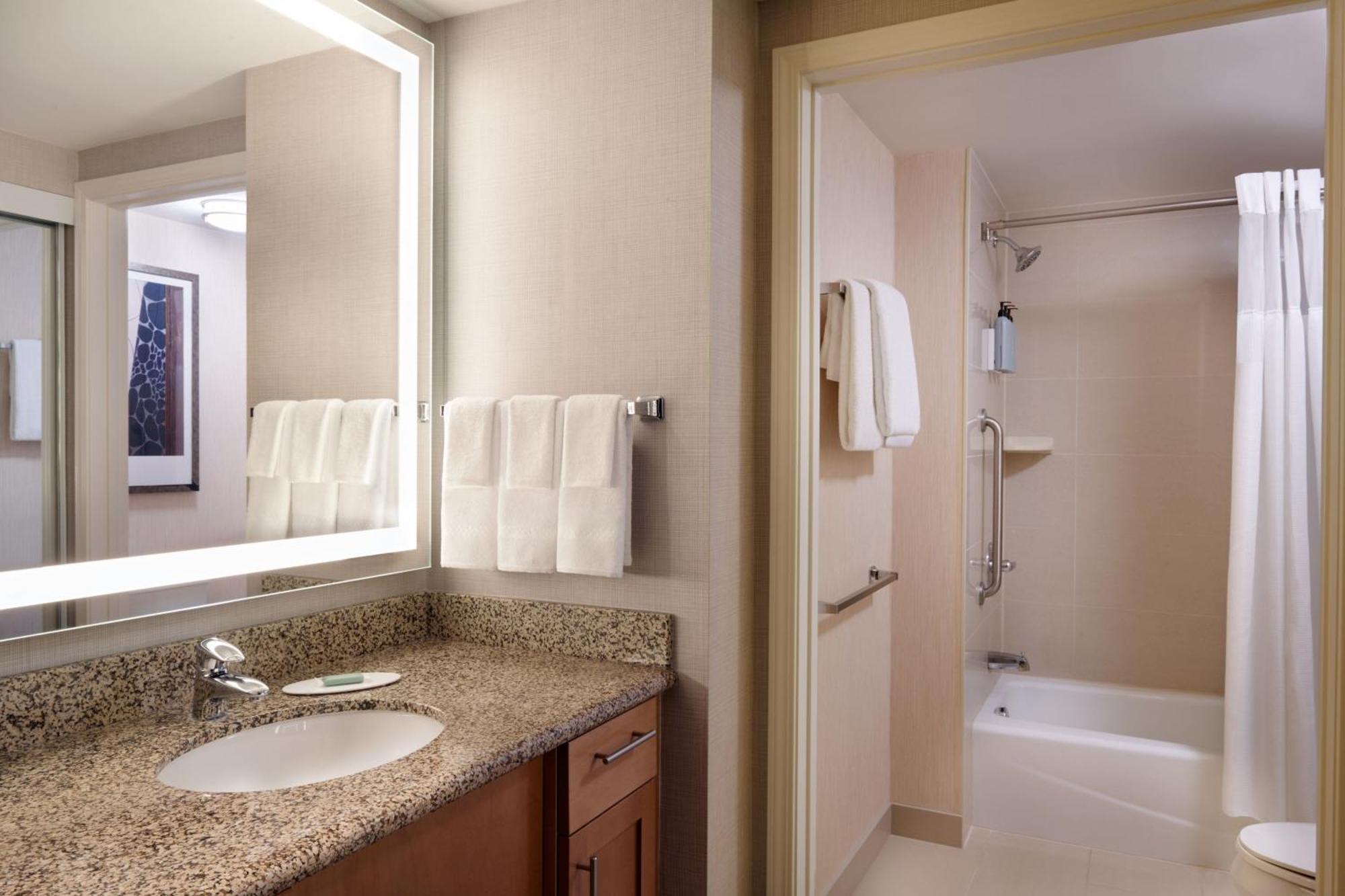 Residence Inn By Marriott Calgary Airport Buitenkant foto